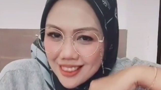 Dihujat Gegara Kerap Lepas-Pakai Hijab, Elly Sugigi Beri Penjelasan