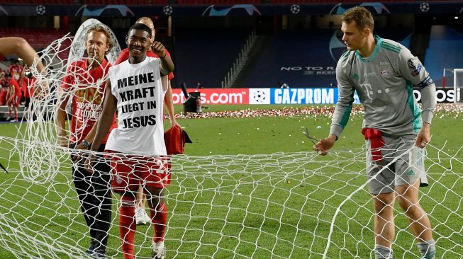 Kiper Bayern Munich, Manuel Neuer memotong gawang setelah pertandingan final Liga Champions antara Paris Saint-Germain melawan Bayern Munich di Luz stadium, Lisbon, Senin (24/8/2020) dini hari WIB. [LLUIS GENE / POOL]
