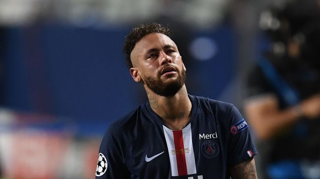 Penyerang Paris Saint-Germain Neymar menangis di akhir pertandingan sepak bola final Liga Champions antara Paris Saint-Germain melawan Bayern Munich  di Luz stadium, Lisbon, Senin (24/8/2020) dini hari WIB.   [David Ramos / POOL / AFP]