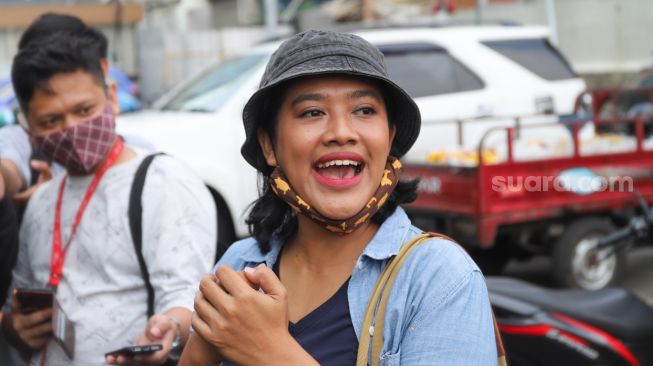 Aktris pemeran Bu Tejo, Siti Fauziah saat ditemui awak media di Kawasan Tendean, Jakarta Selatan, Senin (24/8). [Suara.com/Alfian Winanto]