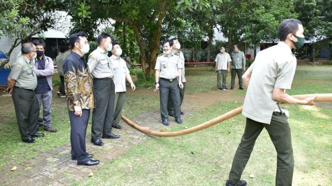 Mentan, Syahrul Yasin Limpo, saat melakukan pengecekan terhadap sistem kesehatan dan pengaman ancaman kebakaran, saat ditanya media di Gedung C Kampus Kementan, Jakarta, Senin(24/8/2020). (Dok : Kementan)