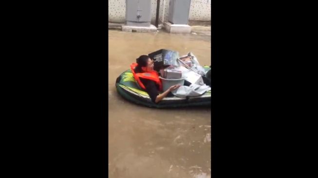 Viral Istri Bertaruh Nyawa Demi Selamatkan Mainan Suami saat Banjir