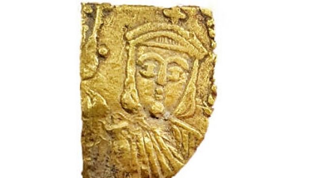 Sebanyak 425 koin emas langka dari Kekhalifahan Abbasiyah yang berusia sekitar 1.100 tahun, ditemukan di Israel, Senin (24/8/2020). [IAA via Times of Israel]