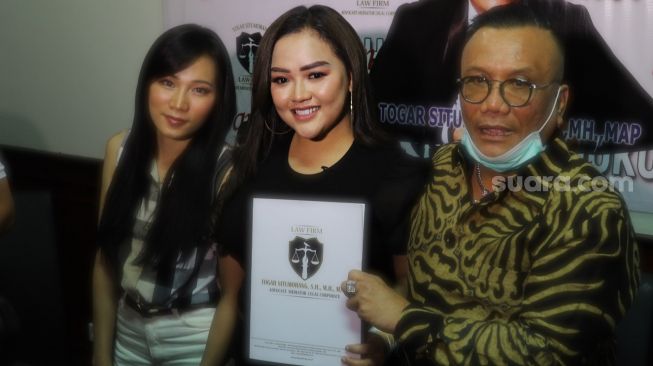 Pedangdut Clara Gopa ditemani psikolog dan kuasa hukumnya saat menggelar konferensi pers terkait percobaan bunuh dirinya beberapa waktu lalu di Kawasan Kemang, Jakarta Selatan, Selasa (25/8). [Suara.com/Alfian Winanto]