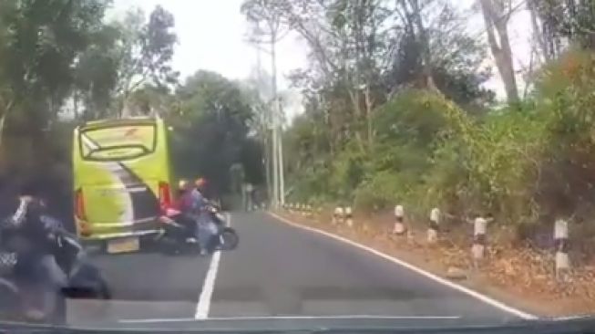 Pemotor langsung sigap ketika melihat bus tak kuat menanjak (Instagram)