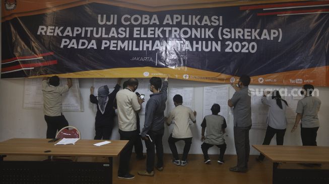 Petugas Komisi Pemilihan Umum (KPU) bersiap melakukan uji coba penghitungan data suara menggunakan aplikasi rekapitulasi elektronik (Sirekap) di Gedung Komisi Pemilihan Umum Republik Indonesia, Jakarta, Selasa (25/8/2020). [Suara.com/Angga Budhiyanto]