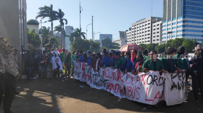 Massa Buruh di Depan Gedung DPR Bubar, Mahasiswa Datang