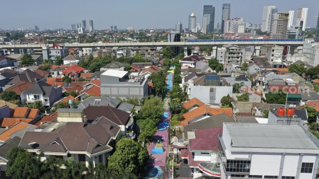 Foto udara mural 3D di sepanjang Jalan Keuangan Raya, Cilandak Barat, Jakarta Selatan, Selasa (25/8/2020). [Suara.com/Angga Budhiyanto]