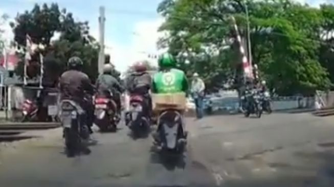 Potret ojol yang bikin kesal pemobil (Instagram)