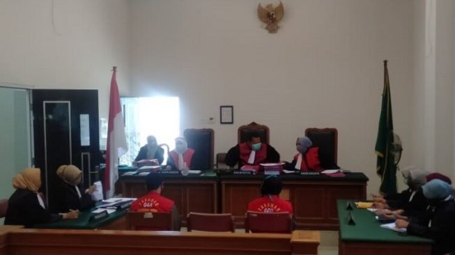 NN beserta muncikarinya AS saat sidang lanjutan kasus pelanggan UU ITE dan UU Pornografi di PN Kelas I A Padang, (25/8/2020). Pada sidang tersebut, Andre Rosiade, Bimo Nurahman, dan Rio Handevis kembali mangkir sebagai saksi. [Foto: Padangkita.com]