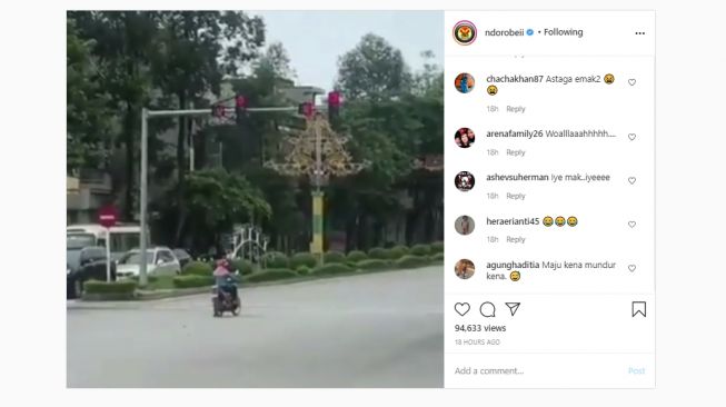 Viral Posisi Emak-emak Berhenti di Lampu Merah, Warganet: Selalu di Depan