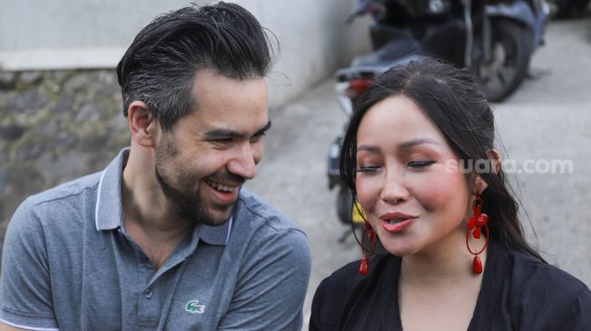 Chef Marinka bersama dengan kekasihnya, Peter Lutfing ketika menjawab pertanyaan awak media di Kawasan Tendean, Jakarta Selatan, Selasa (25/8). [Suara.com/Alfian Winanto]