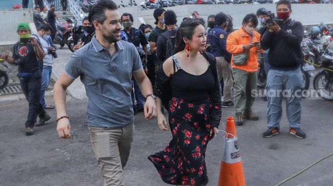 Chef Marinka bersama dengan kekasihnya, Peter Lutfing saat ditemui di Kawasan Tendean, Jakarta Selatan, Selasa (25/8). [Suara.com/Alfian Winanto]