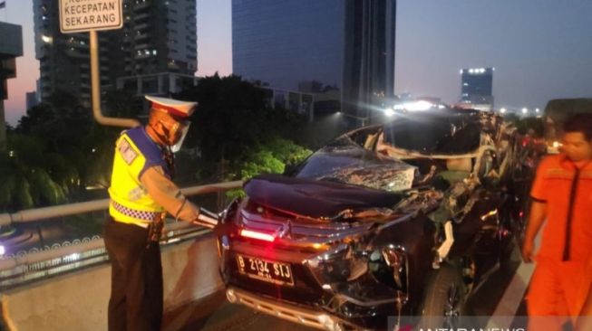 Kecelakaan di KM10 Tol Slipi, Mobil Pajero Ringsek di Bagian Depan