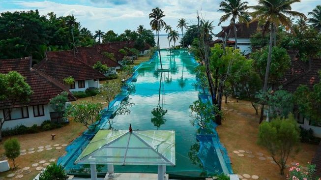 Sebuah resor mewah di India selatan, Aveda Resort terpaksa menyulap kolam renangnya menjadi kolam peternakan ikan. Krisis ekonomi akibat pandemi Covid-19 jadi penyebabnya. [AFP]