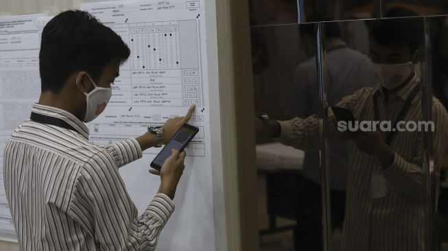 Petugas Komisi Pemilihan Umum (KPU) melakukan uji coba penghitungan data suara menggunakan aplikasi rekapitulasi elektronik (Sirekap) di Gedung Komisi Pemilihan Umum Republik Indonesia, Jakarta, Selasa (25/8/2020). [Suara.com/Angga Budhiyanto]