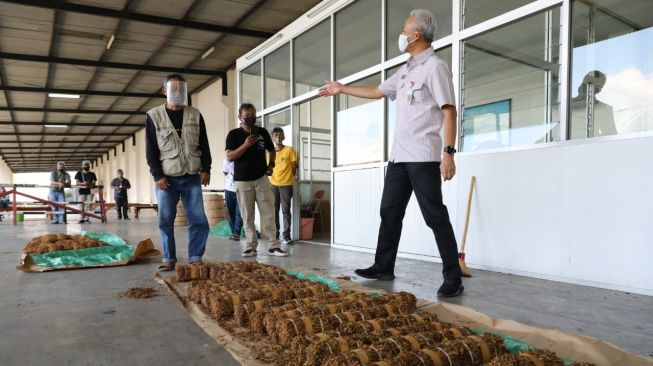 Pastikan Tembakau Petani Terbeli, Ganjar Pranowo Kunjungi Pabrik Rokok