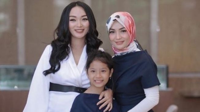 Imel Putri Cahyati Tertawa Soal Tuntutan Model yang Minta Tes DNA Suami Zaskia Gotik