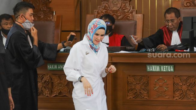 Aktris Angel Lelga saat akan menjalani sidang kasus penggerebekan dengan terdakwa Vicky Prasetyo di Pengadilan Negeri Jakarta Selatan, Rabu (26/8). [Suara.com/Alfian Winanto]