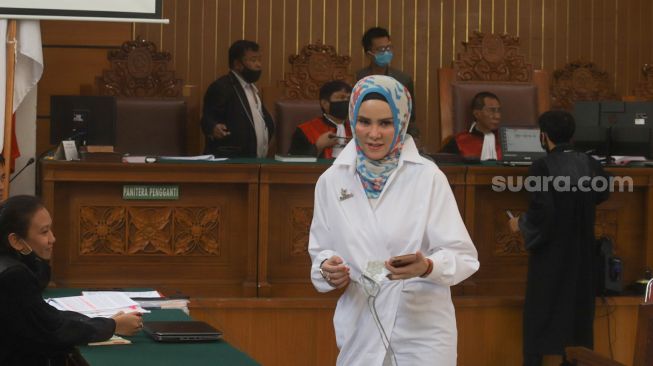 Aktris Angel Lelga ketika menjadi saksi di sidang kasus penggrebekan dengan terdakwa Vicky Prasetyo di Pengadilan Negeri Jakarta Selatan, Rabu (26/8). [Suara.com/Alfian Winanto]