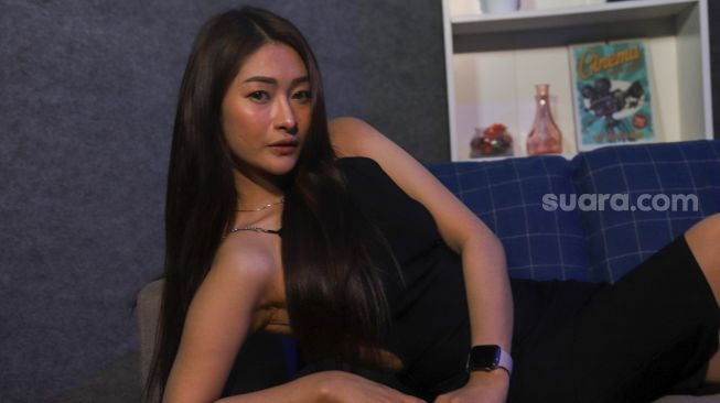 Miss Popular Riona Celine berpose saat berkunjung ke kantor Suara.com di Jakarta Selatan, Rabu (25/8). [Suara.com/Alfian Winanto]