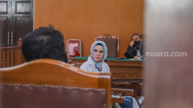 Aktris Angel Lelga saat menjadi saksi di sidang kasus penggrebekan dengan terdakwa Vicky Prasetyo di Pengadilan Negeri Jakarta Selatan, Rabu (26/8). [Suara.com/Alfian Winanto]