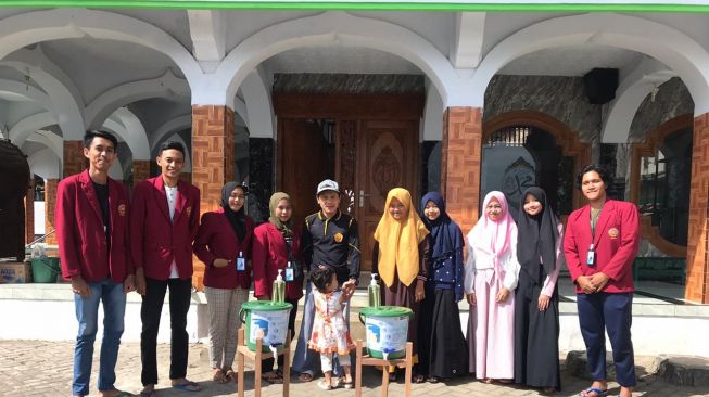 Mahasiswa PMM-UMM Bagikan Tempat Cuci Tangan di TPQ Desa Kembangbelor