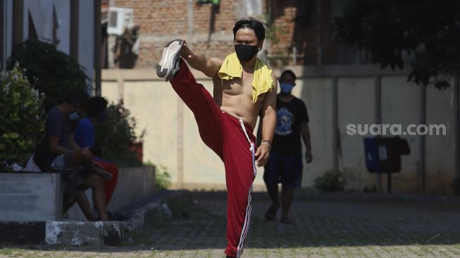 Pasien tanpa gejala berolahraga di Gelanggang Olahraga Remaja (GOR) Tambora, Jakarta, Rabu (26/8/2020). [Suara.com/Angga Budhiyanto]