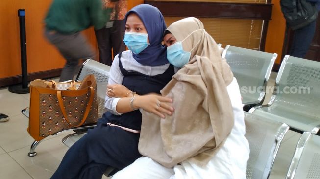 Ibunda Vicky Prasetyo menangis saat mengikuti sidang kasus penggrebekan di Pengadilan Negeri Jakarta Selatan, Rabu (26/8). [Suara.com/Alfian Winanto]