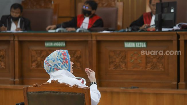 Aktris Angel Lelga saat memberi keterangan sebagai saksi di sidang kasus penggerebekan dengan terdakwa Vicky Prasetyo di Pengadilan Negeri Jakarta Selatan, Rabu (26/8). [Suara.com/Alfian Winanto]