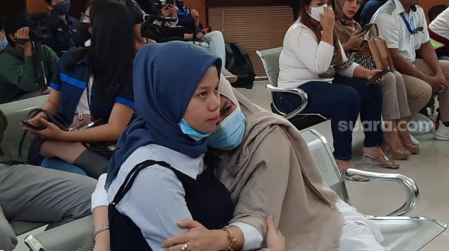 Ibunda Vicky Prasetyo, Emma Fauziah, menangis di ruang sidang [Suara.com/Ismail]