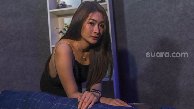 Cuma Riona Celine yang Berani Mencekik Leher Tukul Arwana