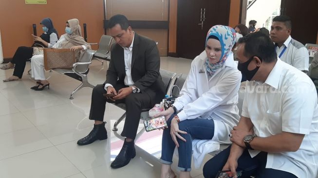 Angel Lelga dan keluarga Vicky Prasetyo sama-sama berada di ruang sidang [Suara.com/Ismail]