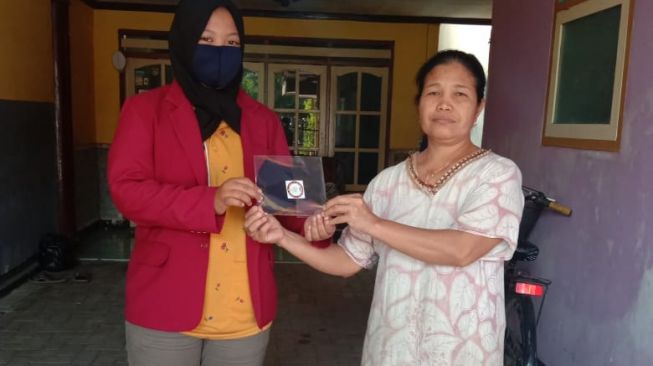 Mahasiswa UMM Bagikan Masker Gratis untuk Masyarakat Desa Sukonolo