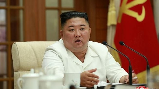 Foto pemimpin Korea Utara, Kim Jong-un yang diklaim tengah memimpin pertemuan besar politbiro Partai Buruh dalam upaya pencegahan terhadap virus korona dan ancaman topan Bavi. [KCNA via Reuters]