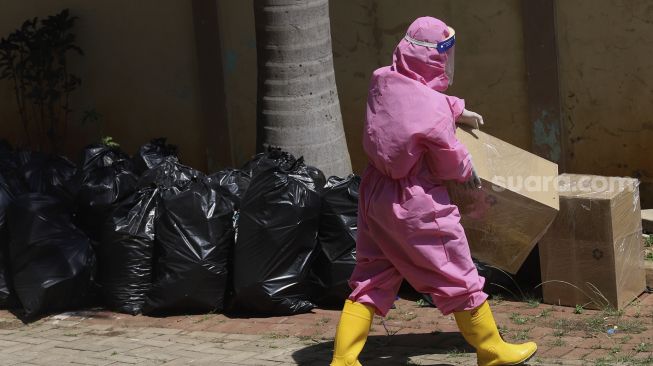 Tim medis mengemas sampah medis di Gelanggang Olahraga Remaja (GOR) Tambora, Jakarta, Rabu (26/8/2020). [Suara.com/Angga Budhiyanto]