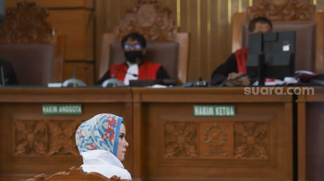 Aktris Angel Lelga saat menjadi saksi di sidang kasus penggerebekan dengan terdakwa Vicky Prasetyo di Pengadilan Negeri Jakarta Selatan, Rabu (26/8). [Suara.com/Alfian Winanto]