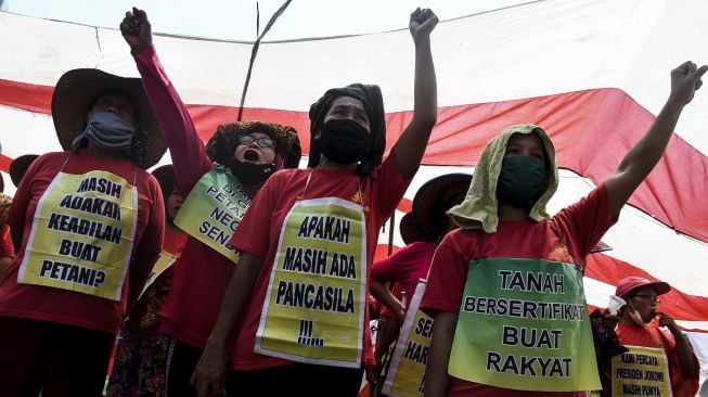 Sejumlah petani yang tergabung dalam Serikat Petani Simalingkar Bersatu (SPSB) dan Serikat Tani Mencirim Bersatu (STMB) melakukan aksi unjuk rasa di depan Istana Merdeka, Jakarta, Rabu (26/8/2020).  [ANTARA FOTO/Muhammad Adimaja]