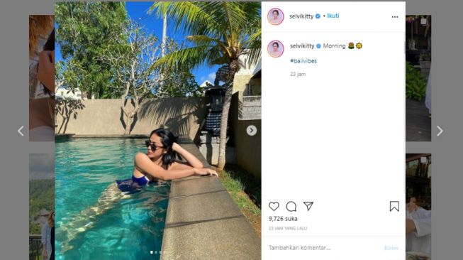 Potret seksi Selvi Kitty basah-basahan di kolam renang. (Instagram@selvikitty)