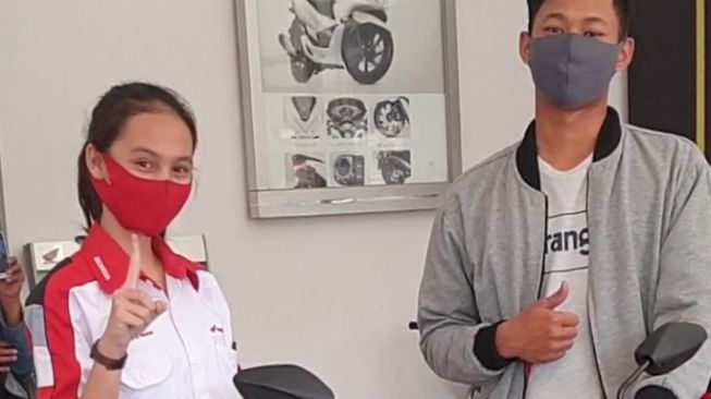 Pemuda Ini Beli Sepeda Motor di Dealer Pakai Uang Logam Rp10 Juta