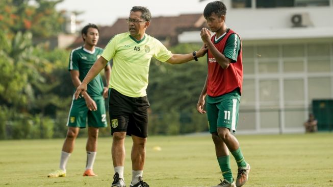 Pelatih Persebaya Surabaya, Aji Santoso, sedang memberikan instruksi kepada  Muhammad Supriadi di dalam latihan tim (dok. Persebaya).