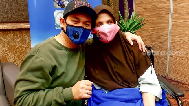 Presenter Indra Bekti dengan Istrinya, Aldilla Jelita berpose didepan kamera usai menggelar konferensi pers di Rumah Sakit Mayapada, Lebak Bulus, Jakarta Selatan, Kamis (27/8). [Suara.com/Alfian Winanto]