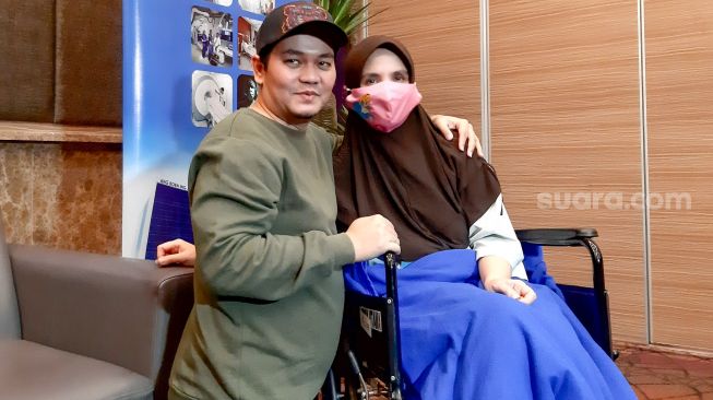 Presenter Indra Bekti dengan Istrinya, Aldilla Jelita berpose usai menggelar konferensi pers di Rumah Sakit Mayapada, Lebak Bulus, Jakarta Selatan, Kamis (27/8). [Suara.com/Alfian Winanto]