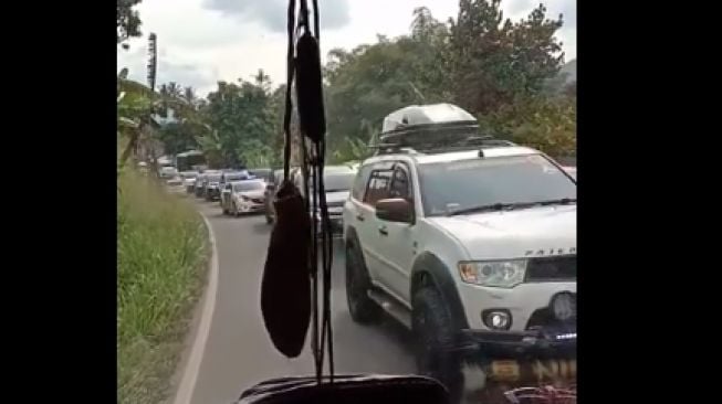 Viral Rombongan Pajero Sport Dikawal Mobil Polisi Bikin Warganet Gregetan