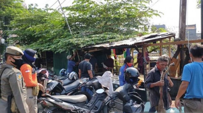 Bangun Tugu Covid-19, 6 Bangunan Liar di Jatinegara Dibongkar