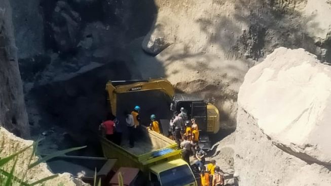 Penambang Pasir Tewas Usai Tertimpa Longsoran Tebing Setinggi 20 Meter