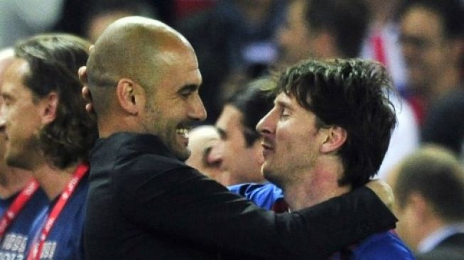 Josep Guardiola memeluk Lionel Messi usai Barcelona memenangi Piala Raja di tahun 2012. [AFP]