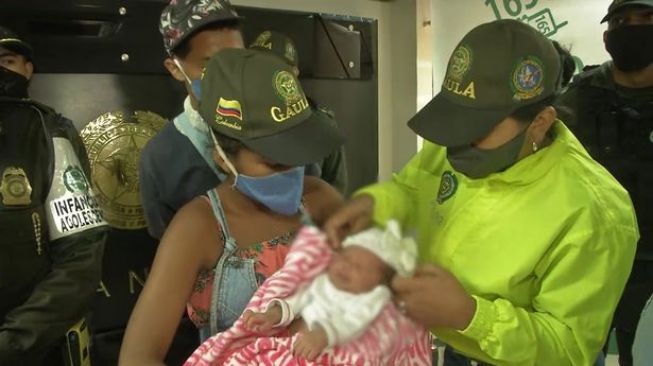 Seorang polwan Kolombia berikan ASI pada bayi yang ia selamatkan.[Dok.Policia Cartagena]