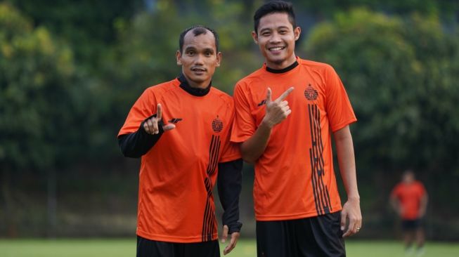 Gelandang Persija Jakarta, Evan Dimas (kanan) dan winger Riko Simanjuntak. [dok. Persija Jakarta]