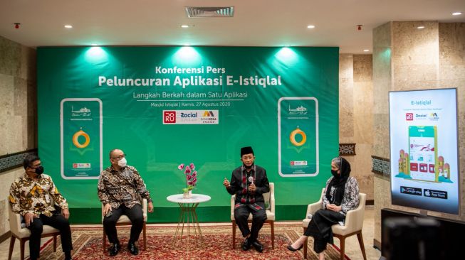 Imam Besar Masjid Istiqlal Nasaruddin Umar (kedua kanan) bersama Chief Operating Officer DOKU Nabilah Alsagoff (kanan), Direktur Utama Bank Mega Syariah Yuwono Waluyo (kedua kiri) dan Chief of Business Bank Mega Syariah Denny Karim (kiri) menjawab pertanyaan wartawan saat peluncuran aplikasi E-Istiqlal di Jakarta, Kamis (27/8/2020).  [ANTARA FOTO/Nova Wahyudi]